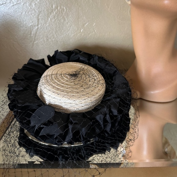 SPLENDID 1940s\' CREAM COLORED STRAW FEDORA WITH BLACK BOWS AND FULL VEIL main image 6